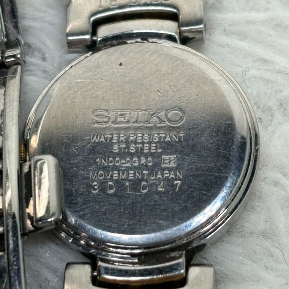 Seiko Womens Quartz Watch 1N00-0GR0 2 Tone Bracelet Band Case MOP Dial Arabic - Picture 3 of 5